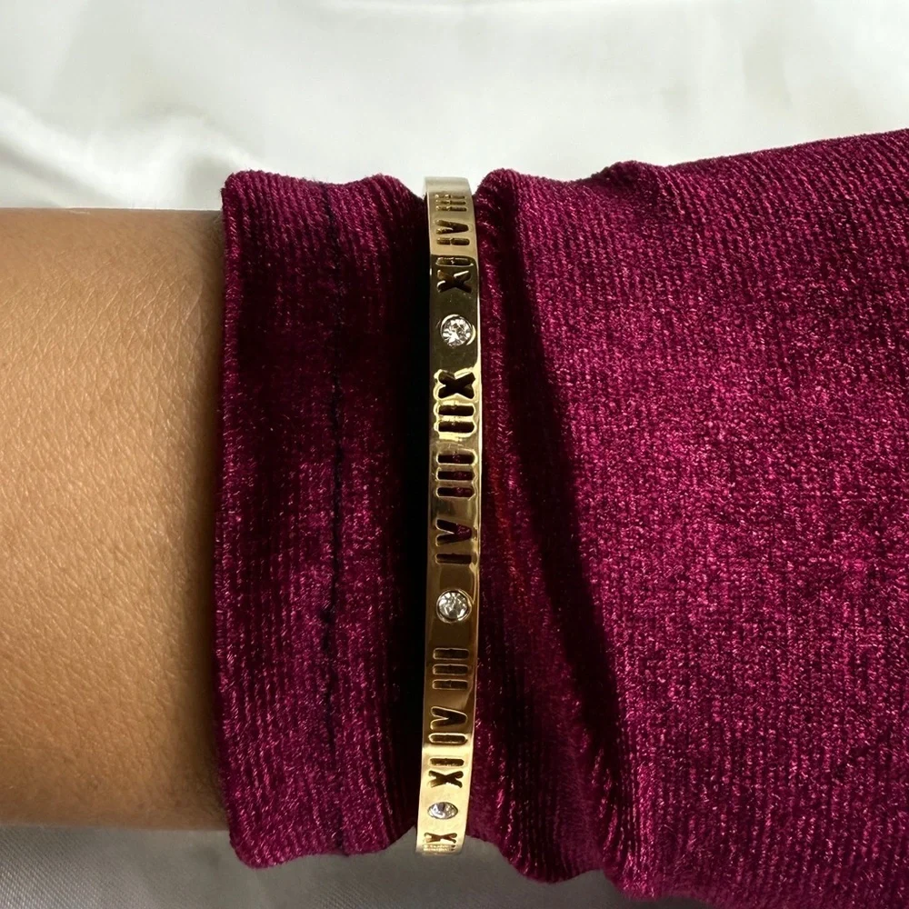 Best bracelet 
Stainless steel 
Luxury 
Roman Numeral Bracelet - Picture 4 of 13